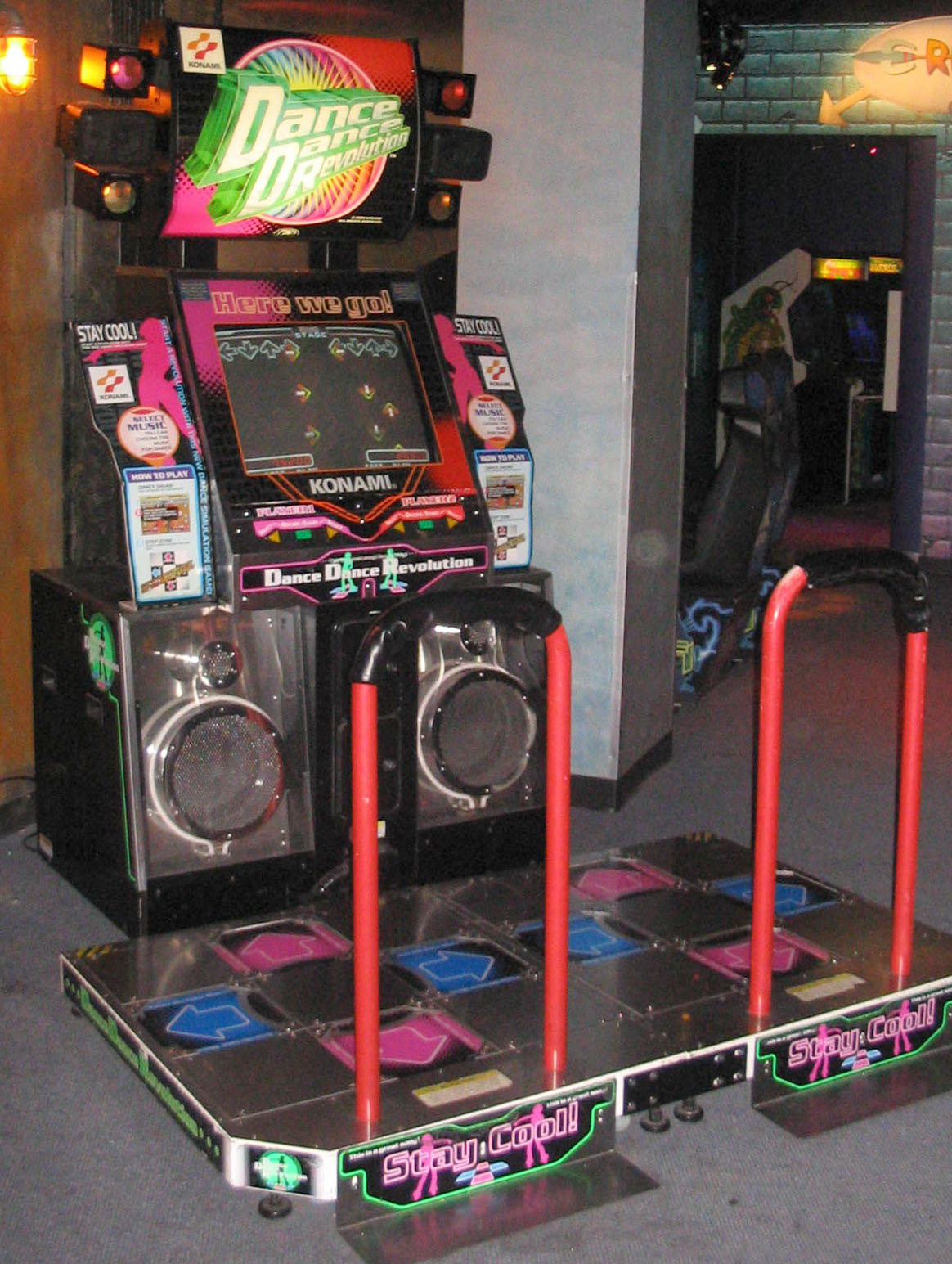 جهاز أركيد Dance Dance Revolution كامل مع منصتي رقص وقضبان حمراء