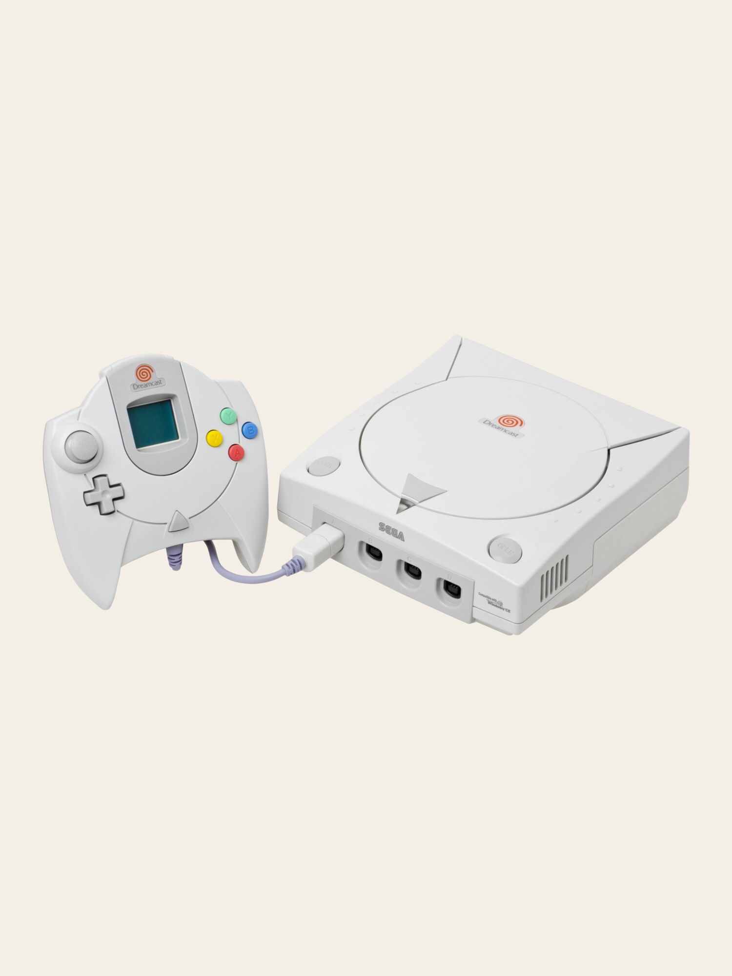 جهاز Sega Dreamcast أبيض مع يد التحكم وبطاقة Visual Memory على خلفية عاجية
