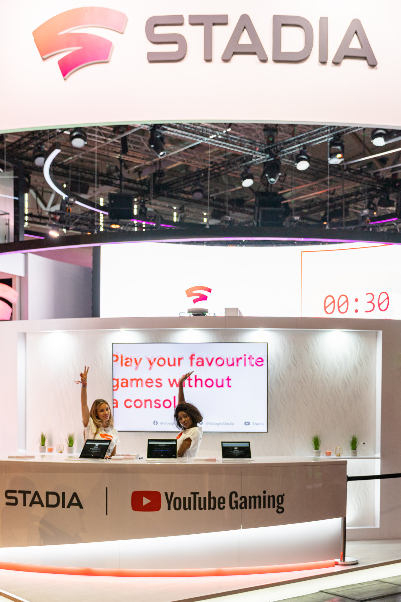 جناح Google Stadia الحقيقي في معرض gamescom 2019 مع شاشات ومنضدة تجريب