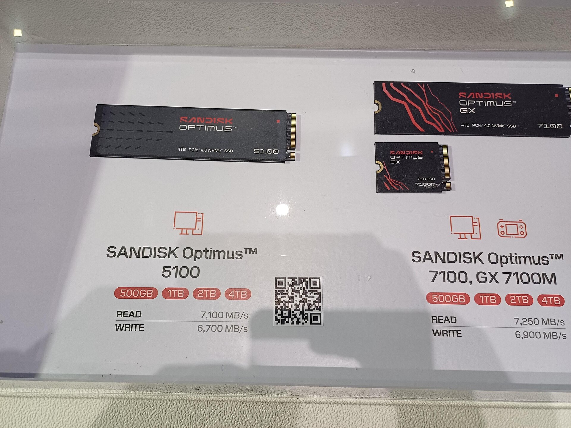 ثلاث وحدات NVMe M.2 حقيقية بأحجام مختلفة على لوحة عرض بيضاء